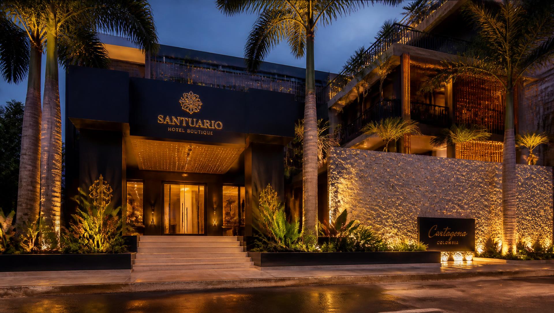 Fachada iluminada del Hotel Santuario al atardecer